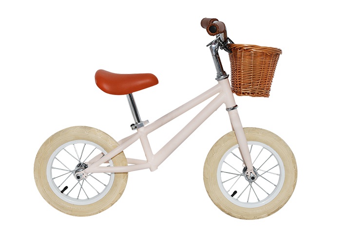 El fabricante de bicicletas para adultos y niños presenta las características de las bicicletas de equilibrio