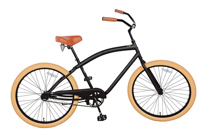 El fabricante de bicicletas de playa presenta las habilidades de usar bicicletas
